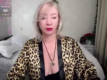 hunters_woman — GOAL: Show the dog's pose [25 tokens remaining] Welcome to my room! #mature #blonde #bigboobs #milf #bigass