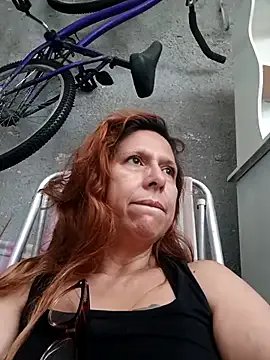 cari75 — Flash de pussy y chirlos en la cola