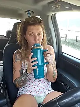 SheIsSomething on StripChat