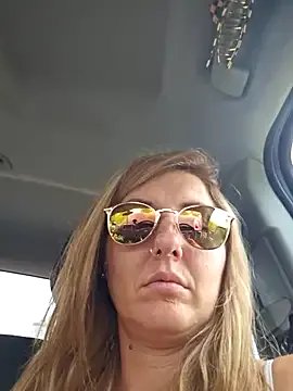 SheIsSomething on StripChat