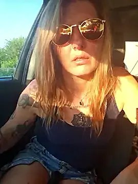 SheIsSomething on StripChat