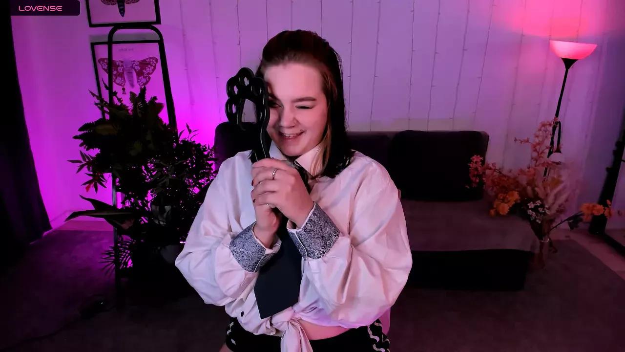 lunalunaa from Cherry is Freechat