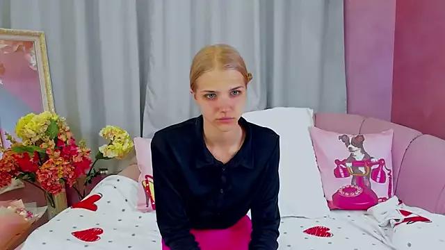 4example_Chloe from StripChat is Freechat