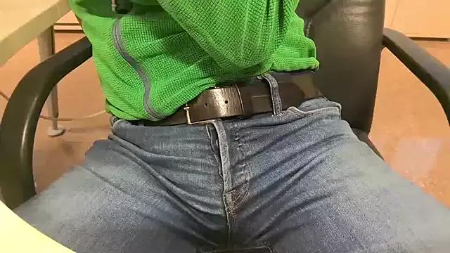 alessandroman2114 from StripChat is Freechat