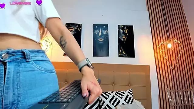 alesziarose from StripChat is Freechat