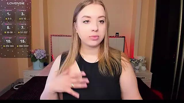 AlexissM from StripChat is Freechat