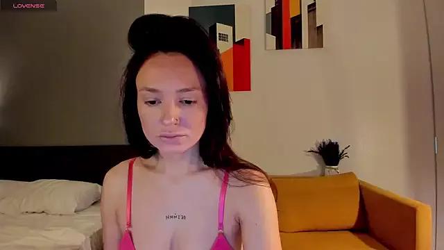 AlexsaRayw from StripChat is Freechat