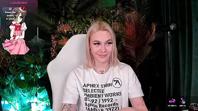 Amanda_Fit_and_Sweet from StripChat is Freechat