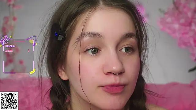 AmiLewis from StripChat is Freechat