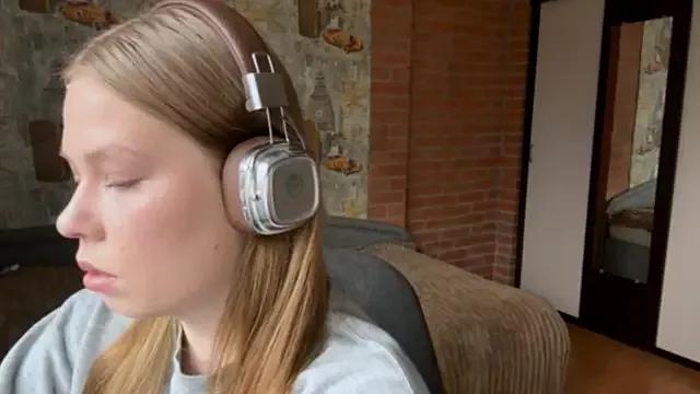 AmiraDehart from StripChat is Freechat