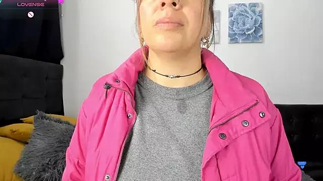 ArianaWil from StripChat is Freechat