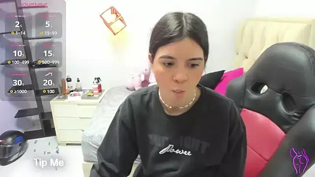 cassiehoward14 from StripChat is Freechat