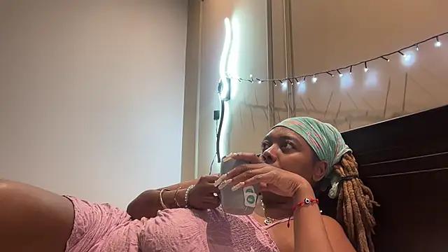 ChocolateCakeQueen from StripChat