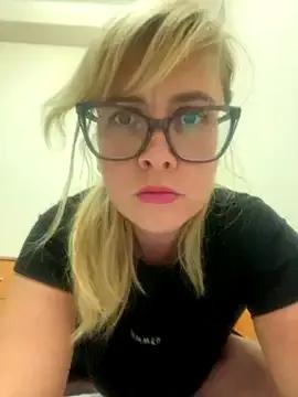 Crystal00Girl from StripChat is Freechat