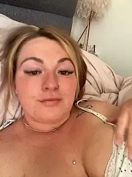 CurvyQueenXO from StripChat is Freechat