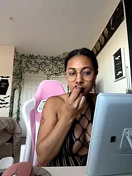 DreaLaLuna from StripChat is Freechat