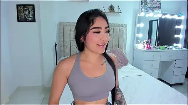 EmiilyEvans_ from StripChat is Freechat
