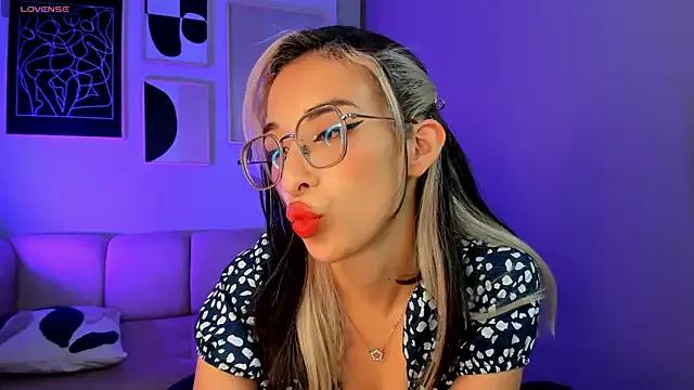 emilia_tellez from StripChat is Freechat
