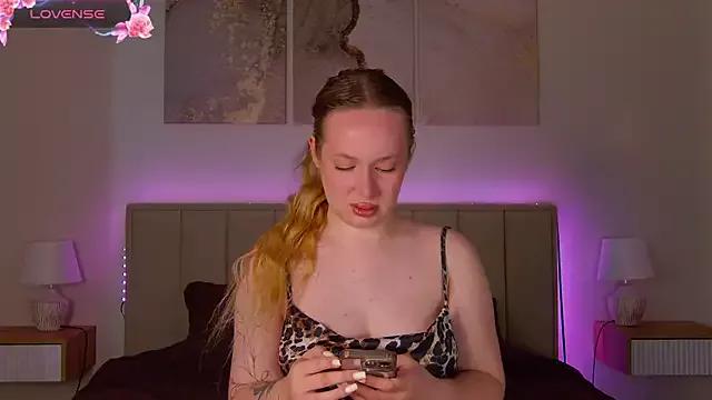 EmiliaNoah from StripChat is Freechat
