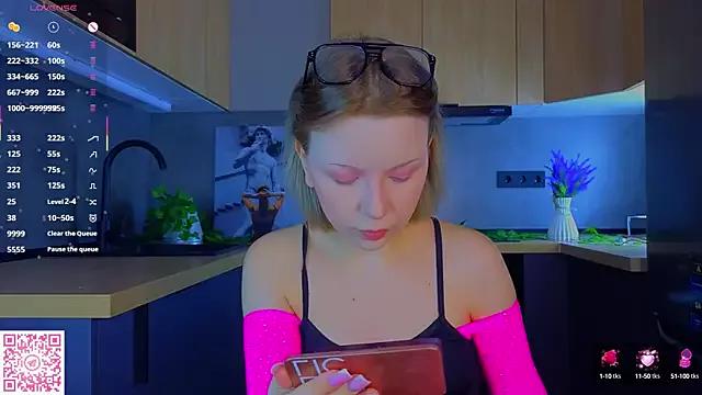 EmiliSaren from StripChat is Freechat
