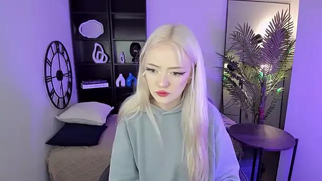 EmilyAir from StripChat is Freechat