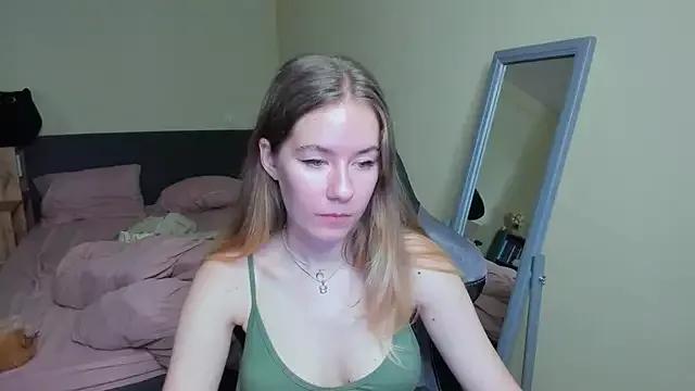 EmilyPaw from StripChat is Freechat