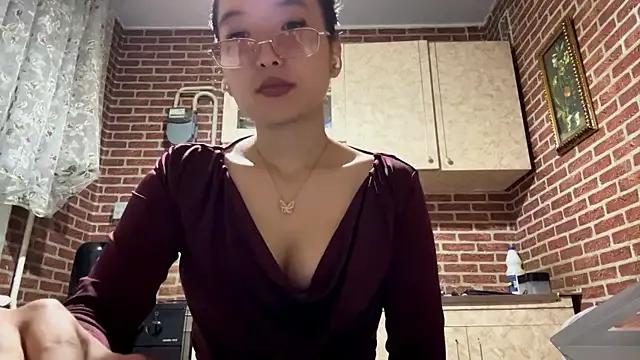 EmmaLeexth from StripChat is Freechat
