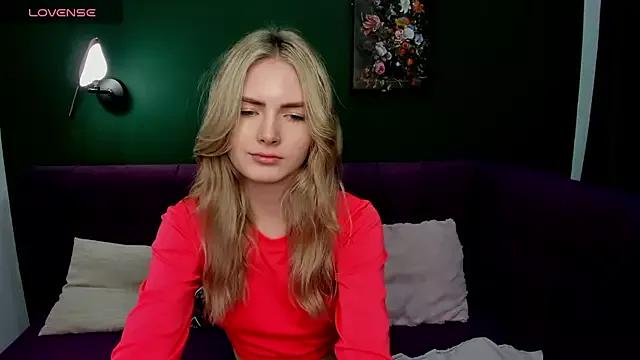 EvelineAmore from StripChat is Freechat