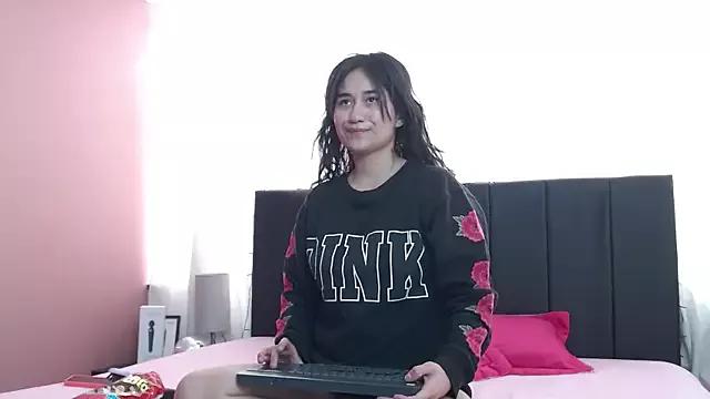 HannaLewiis from StripChat is Freechat