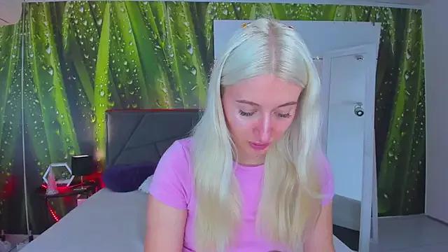 HollyTailors from StripChat is Freechat