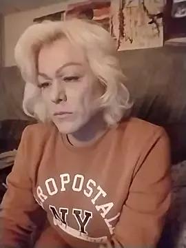 HoneyBdaQueen from StripChat is Freechat