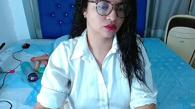 hornyy_cougar from StripChat is Freechat