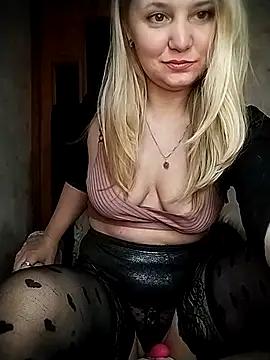 ImyoursLilu32 from StripChat is Freechat