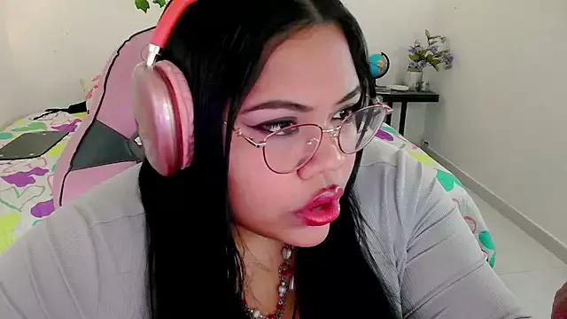 Juicy_elenxx from StripChat is Freechat