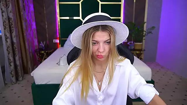 JuicyAurora from StripChat is Freechat