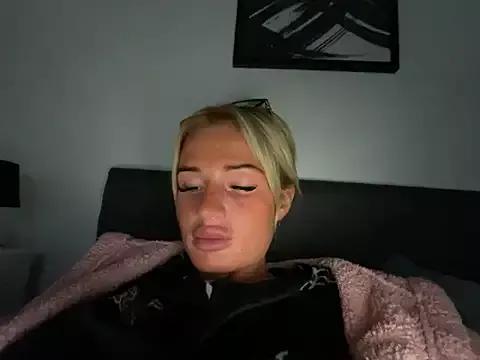 JuicyyJadeyy from StripChat is Freechat