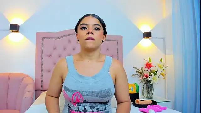 JulieeHabubu from StripChat is Freechat