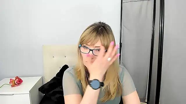JustineSensual from StripChat is Freechat