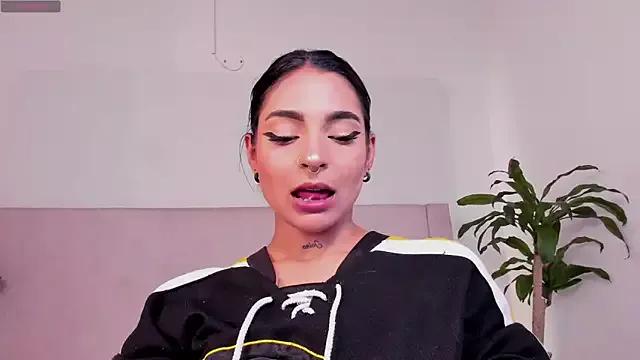 kiaragray from StripChat is Freechat
