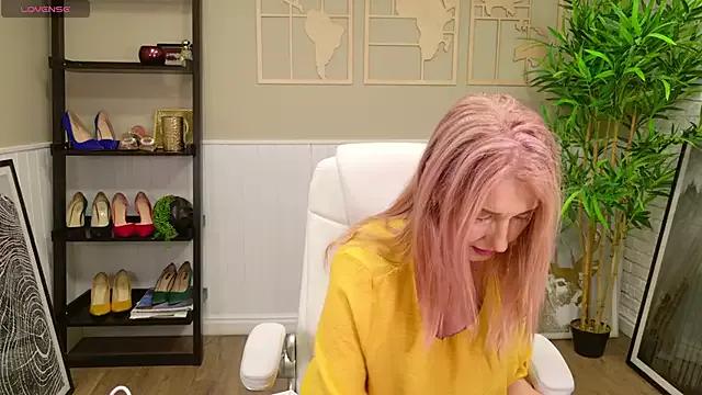 LadyLeea from StripChat is Freechat