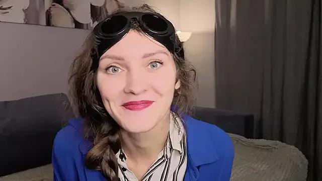 LauraYoungg from StripChat is Freechat