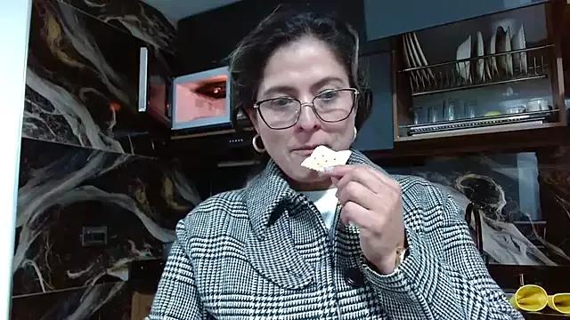 linda-mature43 from StripChat is Freechat