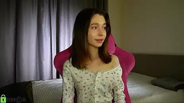 LittleOriana from StripChat is Freechat