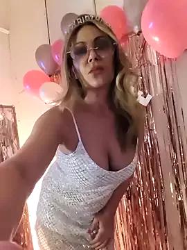 lolavalecuatro from StripChat is Freechat