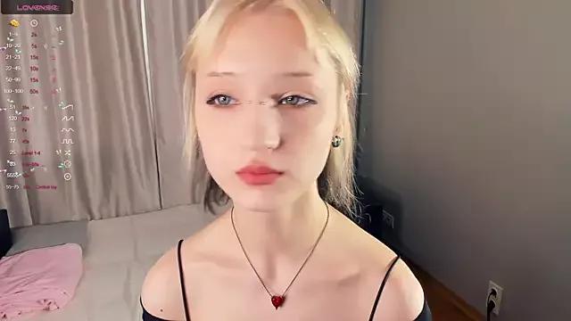 LynneElin from StripChat is Freechat