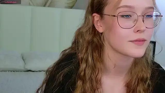 MandyMils from StripChat is Freechat