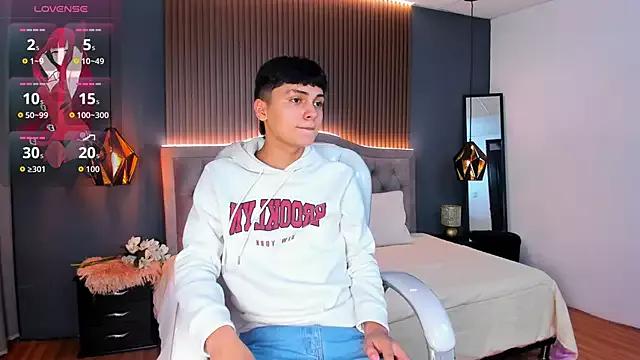 Maxii18_ from StripChat is Freechat