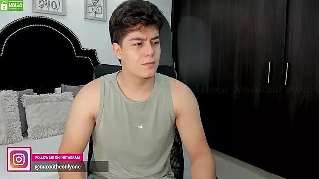 MaxxiCruz from StripChat is Freechat