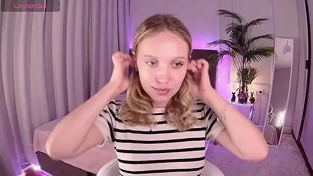 Melanie_Wood from StripChat is Freechat