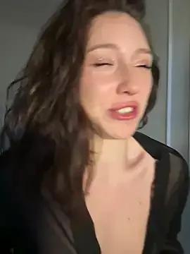 MiaaLoveeee from StripChat is Freechat